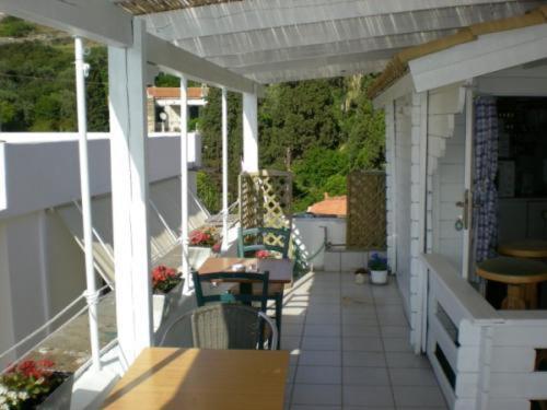 Adonis Guesthouse Mpatsi Esterno foto